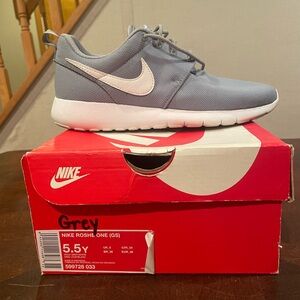 Youth Nike Wolf Grey Roshe